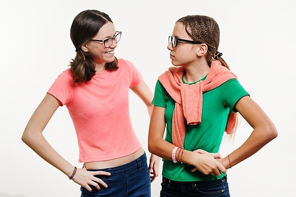 포토 JPG 해외이미지 백인 학생 라이프스타일 응시 여자 행복 감정 2 통신 학교 관계 함께함 실내 대화 서기 웃음 사람 두명 10대 뷰티 유행 우정 흰색 채팅 해외202309 해외포토 서양인 시선 교육 컬러 컨셉 모션 청소년 표정 말하기 내부 생활 친구 파일형식