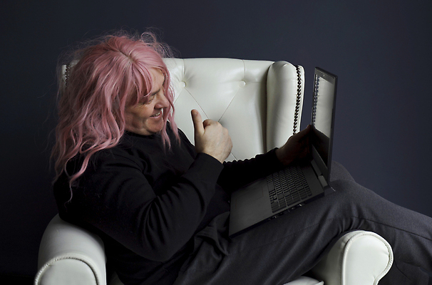 포토 JPG 해외이미지 백인 노동자 실내 대화 한명 사람 노트북 컴퓨터 비즈니스맨 통화 소셜미디어 영상통화 온라인강의 의사소통 해외202309 해외포토 서양인 직업 1 남자 비즈니스 모션 말하기 내부 전자제품 직장인 강의 파일형식 언택트