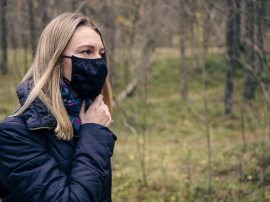 포토 JPG 해외이미지 공원 여자 얼굴 백그라운드 컨셉 자연 건강 가면 마스크 한명 안전 사람 성인 야외 약 검은색 고통 오염 호흡기관 바이러스 보호 질병 숲 위험 예방 감염 돌봄 인플루엔자 전염병 코로나바이러스 해외202309 해외포토 1 공공시설 감정 컬러 의학 모션 신체부위 장기_의학 생태계 파일형식