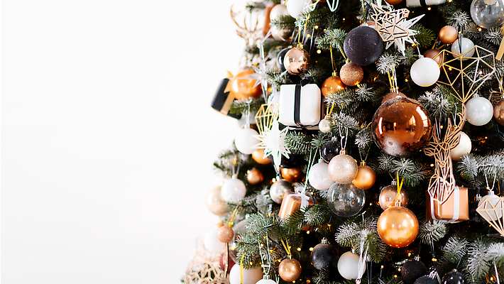 포토 JPG 해외이미지 계절 리본 컨셉 크리스마스장식 크리스마스 포장 휴가 새해 선물 사람없음 장식 선물상자 상자 쌓기 축제 놀람 흰색 축하 인사 황금 포장지 주기 팩 해피뉴이어 패키지 짐싸기 구성 많음 해외202309 해외포토 기념일 감정 컬러 모션 표정 화장품 새해인사 예절 파일형식