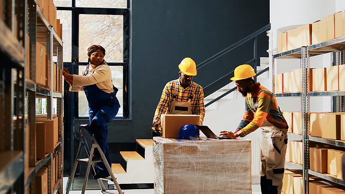 포토 JPG 해외이미지 전신 여자 남자 흑인 사다리 노동자 실내 상반신 성인 앞모습 옆모습 세명 노트북 상자 타이핑 작업 안전모 물류창고 성인만 해외202309 해외포토 서양인 직업 뷰포인트 사람 내부 전자제품 도구 헬멧 안전장비 창고 파일형식