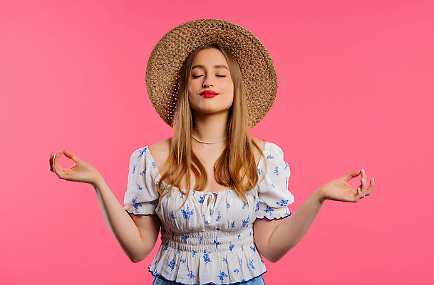 포토 JPG 해외이미지 백인 라이프스타일 손 웰빙 행복 선 포즈 백그라운드 신체 요가 교실 휴식 실내 건강 한명 사람 인종 성인 선글라스 운동 노란색 흰색 집중 연습 명상 위치 만다라 해외202309 해외포토 서양인 1 교육 감정 안경 컬러 컨셉 학교 내부 생활 신체부위 파일형식