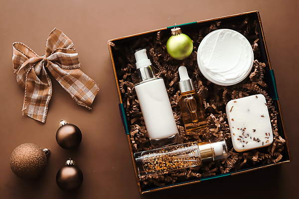 포토 JPG 해외이미지 리본 선물 사람없음 세트 상자 갈색 화려 병 크림 피부관리 비누 패키지 스킨로션 오너먼트 해외202309 해외포토 식기 컬러 컨셉 크리스마스장식 위생용품 뷰티 화장품 파일형식