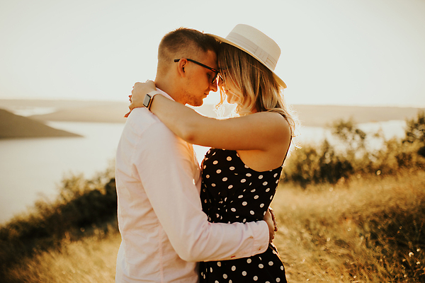 포토 JPG 해외이미지 커플 여자 남자 행복 실루엣 신랑 2 밭 데이트 가족 관계 포옹 자연 하늘 남편 휴가 키스 함께함 관리 사랑 사람 성인 야외 두명 빛 태양 일몰 산책 낭만 시골 잡기 아내 유혹 약혼 힙스터 해외202309 해외포토 자연요소 패션 감정 결혼 컨셉 농업 안기 모션 휴식 촬영기법 노을 애정표현 생태계 약속 파일형식