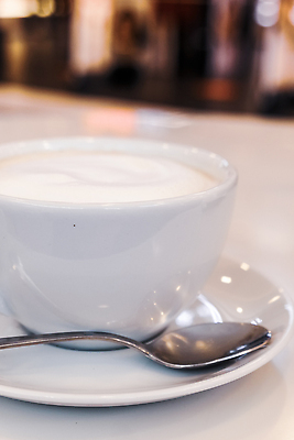 포토 JPG 해외이미지 여유 커피 휴식 사람없음 카페 분위기 커피잔 티스푼 카푸치노 해외202309 해외포토 감정 음료 컨셉 잔 상점 숟가락 파일형식