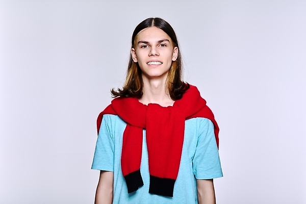 포토 JPG 해외이미지 백인 모델 1 학생 라이프스타일 헤어스타일 디자인 응시 남자 행복 얼굴 백그라운드 성공 실내 한명 서기 사람 성인 10대 유행 흰색 표현 자신감 시원함 긍정 고립 사춘기 스타일 해외202309 해외포토 서양인 시선 감정 컬러 컨셉 모션 청소년 내부 생활 신체부위 파일형식