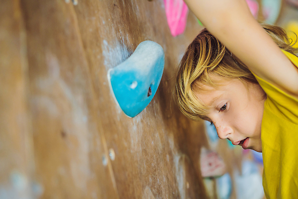 포토 JPG 해외이미지 남자 어린이 스포츠 실내 한명 근접촬영 소년 상반신 옆모습 암벽 암벽등반 클라이밍 소년한명만 해외202309 해외포토 1 뷰포인트 사람 내부 등산 등반 남자한명만 소년만 파일형식