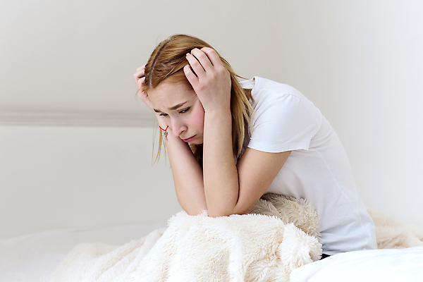 포토 JPG 해외이미지 여자 감정 스트레스 주택 건강 피곤 한명 사람 앉기 성인 소파 뷰티 침실 방 고통 슬픔 침대 좌절 고독 고민 두통 문제 긴장 배려 부정적 불면증 어려움 우울증 혼란 혼자 해외202309 해외포토 1 가구 컨셉 의자 모션 건물 질병 파일형식