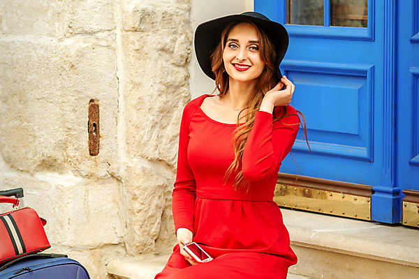 포토 JPG 해외이미지 백인 응시 여자 행복 벽 여행 휴가 거리 한명 앉기 상반신 성인 앞모습 빨간색 스마트폰 여행객 문 계단 여행가방 도시 우아함 성인여자한명만 해외202309 해외포토 서양인 1 시선 감정 뷰포인트 컬러 컨셉 가방 모션 사람 핸드폰 스마트기기 여자한명만 성인여자만 파일형식