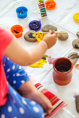 포토 JPG 해외이미지 백인 손 행복 종이 어린이 컬러 컨셉 손가락 학교 상상 탁자 주택 관리 창조 미술 한명 앉기 취미 학습 페인트 물감 유치원 기쁨 그리기 작업실 그림 예술가 화가 개발 걸음마 초보 해외202309 해외포토 서양인 직업 1 교육 감정 가구 모션 문화예술 사람 건물 신체부위 미술도구 파일형식