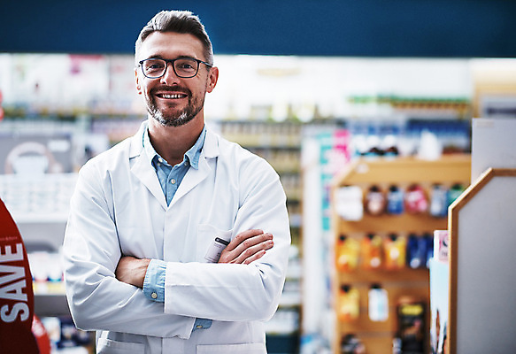 포토 JPG 해외이미지 남자 실내 한명 상반신 성인 앞모습 팔짱 의료진 약국 약사 성인남자한명만 해외202309 해외포토 직업 1 뷰포인트 의학 모션 사람 내부 남자한명만 성인남자만 파일형식