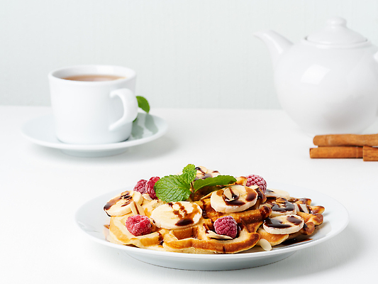 포토 JPG 해외이미지 접시 주전자 바나나 사람없음 커피잔 민트 벨기에 시럽 베리 와플 해외202309 해외포토 식기 커피 과일 주방용품 디저트 잔 허브 서유럽 파일형식