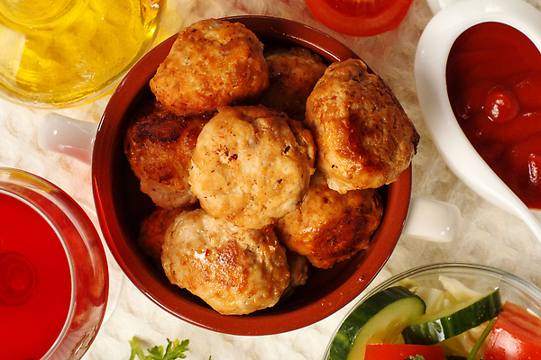 포토 JPG 해외이미지 그릇 토마토 와인잔 식탁 오이 사람없음 와인 샐러드 식탁보 뜨거움 올리브오일 미트볼 케첩 해외202309 해외포토 식기 음식 채소 술잔 탁자 주류 소스_음식 기름_음식 파일형식