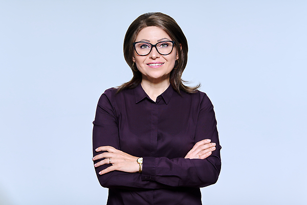 포토 JPG 해외이미지 백인 직업 1 라이프스타일 헤어스타일 응시 여자 행복 안경 얼굴 40대 중년 백그라운드 셔츠 비즈니스 노동자 실내 한명 서기 사람 성인 뷰티 판매 회색 흰색 비즈니스우먼 자신감 직원 경영자 긍정 해외202309 해외포토 서양인 시선 잡화 감정 컬러 컨셉 상의 모션 내부 생활 신체부위 직장인 리더 파일형식