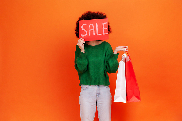 포토 JPG 해외이미지 알파벳 여자 한명 들기 상반신 성인 앞모습 쇼핑백 세일 주황색 팻말 절약 얼굴가리기 성인여자한명만 해외202309 해외포토 1 영어 뷰포인트 컬러 컨셉 가방 모션 프레임 사람 가림 여자한명만 성인여자만 파일형식