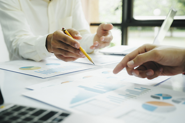 포토 JPG 해외이미지 직업 비즈니스 통신 통계 성공 회의 설계 세명 금융 사무실 자료 정보 직장인 그룹 시장 계획 상담원 주식 토론 분석 동료 상담 경영자 투자 온라인 회계 경영 마케팅 인터랙티브 브레인스토밍 해외202309 해외포토 컨셉 관계 사람 경제 사무원 리더 파일형식