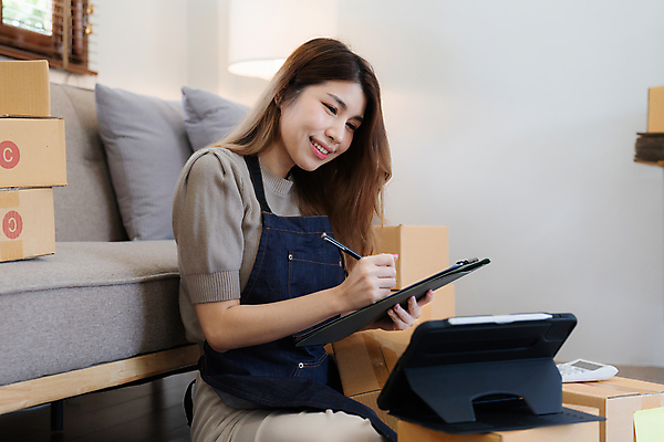 포토 JPG 해외이미지 여자 사업가 한명 웃음 상반신 성인 옆모습 태블릿 기록 작업 비즈니스우먼 사장 택배상자 성인여자한명만 해외202309 해외포토 직업 1 뷰포인트 비즈니스 표정 사람 전자제품 스마트기기 상자 직장인 택배 여자한명만 성인여자만 파일형식