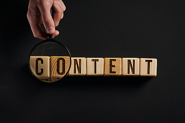 포토 JPG 해외이미지 손 알파벳 비즈니스 텍스트 아이디어 신체부위 단어 검은색 콘텐츠 나무블록 카피스페이스 해외202309 해외포토 문자 영어 컬러 컨셉 사람 목재 공백 블록 파일형식