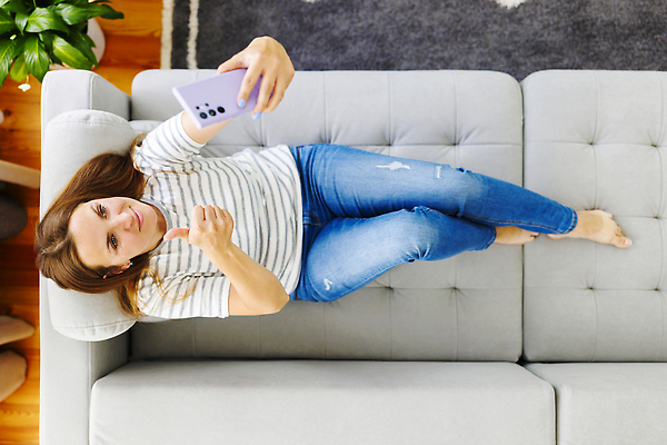 포토 JPG 해외이미지 라이프스타일 여자 행복 감정 여유 인터넷 비즈니스 통신 관계 성공 모바일 휴식 주택 실내 건강 말하기 대화 한명 미소 사람 스마트폰 핸드폰 쇼핑 소파 뷰티 유행 디지털 우정 방 연결 무선전화기 스마트 온라인 리빙 돌봄 해외202309 해외포토 1 컨셉 의자 모션 표정 내부 건물 생활 친구 전자제품 스마트기기 전화기 파일형식