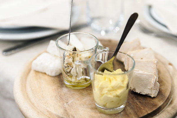 포토 JPG 해외이미지 접시 음식 조각 백그라운드 과일 포도 염소 치즈 쟁반 건강 종류 사람없음 목재 파란색 세트 여러개 이탈리아 흰색 시골 신선 변화 선택 애피타이저 잼 자르기 스위스 부드러움 꿀 내추럴 프랑스어 식품점 맛있는 페타치즈 해외202309 해외포토 나무 문자 식기 유럽 컬러 다수 컨셉 재료 포유류 모션 유제품 상점 감각 소스_음식 파일형식