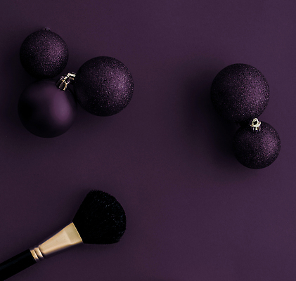 포토 JPG 해외이미지 사람없음 하이앵글 보라색 화장품 오브젝트 메이크업브러쉬 오너먼트 카피스페이스 해외202309 해외포토 뷰포인트 컬러 크리스마스장식 뷰티 공백 붓 파일형식