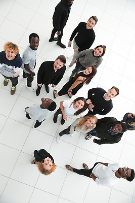 포토 JPG 해외이미지 학생 라이프스타일 여자 남자 행복 감정 스포츠 여행 이동 비즈니스 교실 성공 수업 함께함 실내 사람 여러명 친구 사무실 걷기 하이킹 업무 비즈니스맨 비즈니스우먼 그룹 정상 손목시계 동료 다국적 해외202309 해외포토 교육 시계 다수 컨셉 장신구 학교 관계 모션 레저 내부 생활 작업 직장인 파일형식