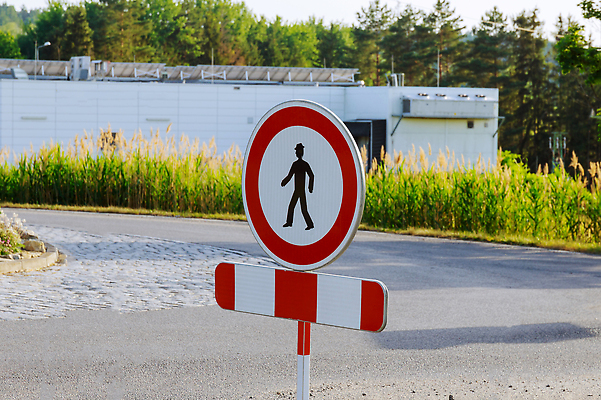 포토 JPG 해외이미지 도로 거리 경고 안전 사람없음 보행자 수리 보호 교차로 사인 법 주목 해외202309 해외포토 길 컨셉 교통시설 파일형식