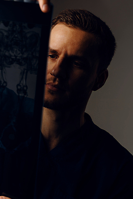 포토 JPG 해외이미지 직업 남자 생각 비즈니스 해부 청진기 직장 엑스레이 건강 병원 한명 사람 사무실 약 머리 의사 잡기 작업 질병 스마트 책상 뇌 외과 원자력 방사선 코로나바이러스 해외202309 해외포토 1 가구 컨셉 회사 의학 의료기기 모션 신체부위 에너지 의료진 바이러스 파일형식