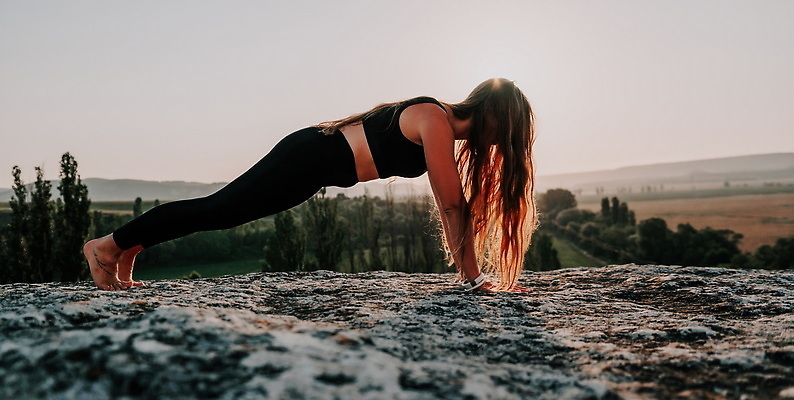 포토 JPG 해외이미지 백인 1 라이프스타일 여자 스포츠 중년 신체 요가 아침 거리 주택 건강 한명 사람 성인 운동복 운동 강사 스트레칭 일몰 방 에너지 매트 반지 숲 날씬함 연습 명상 체육관 에어로빅 레깅스 온라인 리빙 돌봄 필라테스 해외202309 해외포토 주간 서양인 직업 웰빙 옷 장신구 모션 하의 건물 생활 노을 춤 몸매 파일형식