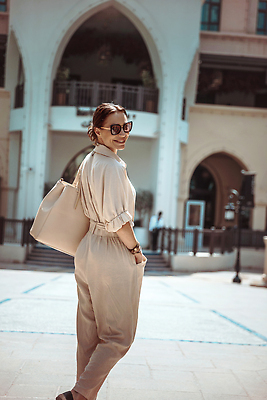 포토 JPG 해외이미지 전신 모델 옷 여자 행복 문화 여행 포즈 휴가 휴식 항해 한명 미소 사람 여름 뷰티 유행 여행객 걷기 산책 기쁨 휴양지 아랍에미리트 두바이 아랍어 화창 스타일 해외202309 해외포토 1 계절 감정 컨셉 배_교통 중동 모션 날씨 표정 장소 파일형식