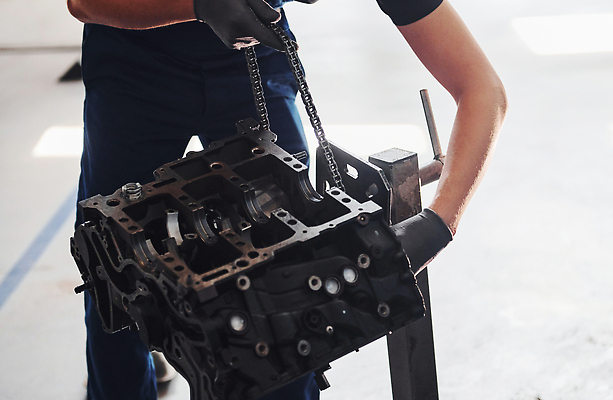 포토 JPG 해외이미지 남자 자동차 한명 상반신 성인 기계 작업 기술자 수리 고장 열정 차량부품 정비공 교체 자동차정비 정비소 성인남자한명만 해외202309 해외포토 직업 1 감정 육상교통 사람 부속품 남자한명만 성인남자만 파일형식