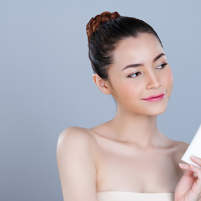 포토 JPG 해외이미지 여자 한명 들기 상반신 성인 뷰티 깨끗함 화장품 수분크림 튜브용기 성인여자한명만 해외202309 해외포토 1 컨셉 모션 사람 용기_그릇 여자한명만 성인여자만 파일형식