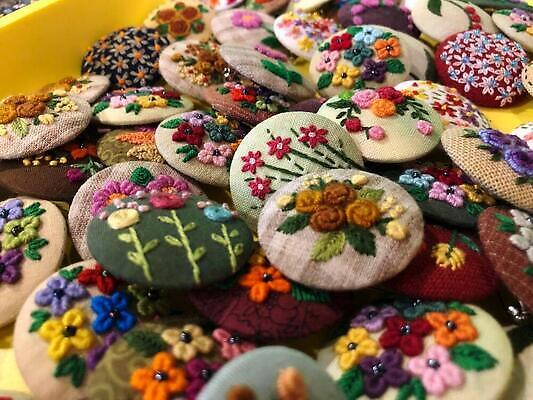 포토 JPG 해외이미지 접시 음식 패턴 요리 사람없음 파란색 쿠키 보라색 직물 달콤 굽기 제비꽃 구슬 라벤더 해외202309 해외포토 식기 꽃 컬러 무늬 디저트 맛 구이 허브 파일형식