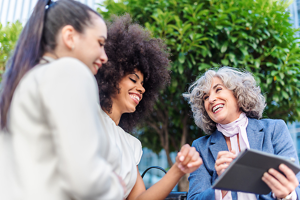 포토 JPG 해외이미지 나무 백인 직업 라이프스타일 여자 행복 흑인 잎 비즈니스 통신 협력 갈색머리 함께함 웃음 여러명 성인 야외 초록색 사무실 알약 우정 시간 그룹 중앙 대표 아래 동료 쇼 부스 소셜 직진 해외202309 해외포토 서양인 식물 헤어스타일 감정 컬러 다수 컨셉 관계 표정 사람 생활 친구 약 방향 위치 파일형식