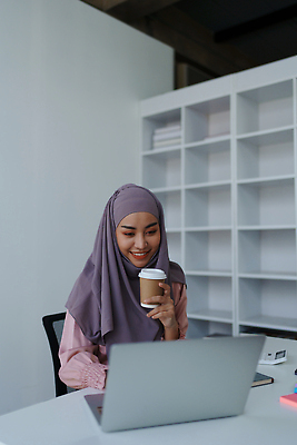 포토 JPG 해외이미지 응시 백그라운드 컨셉 인터넷 비즈니스 CEO 사업가 통신 성공 휴식 설계 실내 한명 서기 미소 웃음 앉기 성인 가로 노트북 스마트폰 컴퓨터 사무실 독서 타이핑 잡기 작업 비즈니스우먼 복도 메시지 커피잔 이슬람교 책상 검색 경영자 면접 투자 바쁨 비서 나눔 해외202309 해외포토 직업 1 시선 여자 종교 커피 가구 모션 잔 표정 사람 내부 전자제품 핸드폰 스마트기기 직장인 리더 파일형식