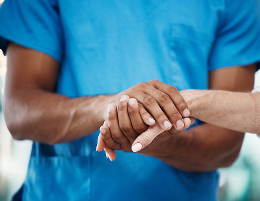 포토 JPG 해외이미지 손 따뜻함 근접촬영 신체부위 손잡기 간호사 도움 간병인 해외202309 해외포토 직업 뷰포인트 컨셉 모션 사람 의료진 파일형식