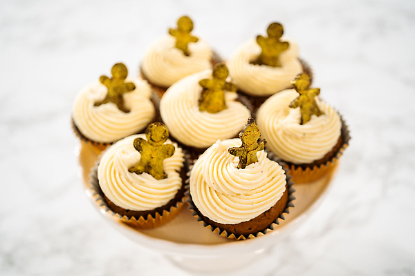 포토 JPG 해외이미지 사람없음 장식 달콤 컵케이크 진저맨 휘핑크림 해외202309 해외포토 케이크 맛 크림 휘핑 진저쿠키 파일형식