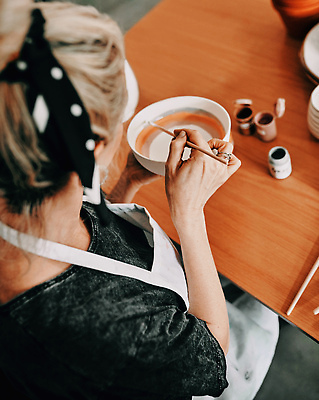 포토 JPG 해외이미지 그릇 여자 행복 한명 들기 상반신 성인 뒷모습 앞치마 반지 붓 도자기 색칠 작업실 책상 도예가 성인여자한명만 해외202309 해외포토 직업 1 식기 감정 뷰포인트 가구 장신구 모션 사람 여자한명만 성인여자만 파일형식