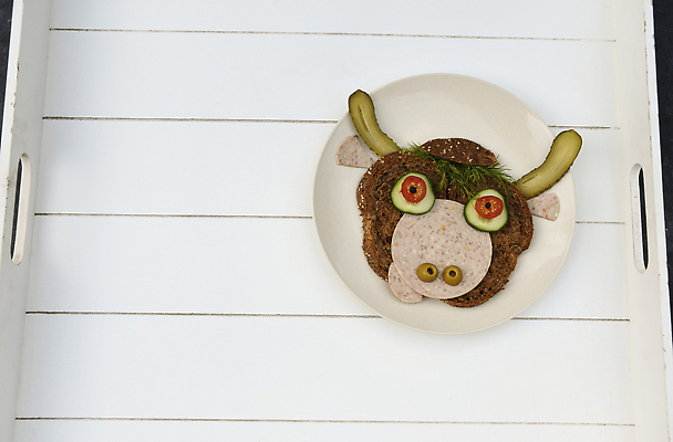 포토 JPG 해외이미지 모양 동물 접시 행복 얼굴 음료 음식 빵 컬러 백그라운드 다이어트 아침 휴가 오이 치즈 아이디어 샌드위치 요리 사람없음 장식 농장 저녁식사 빵집 우유 흰색 신선 입 소 아침식사 먹기 카나페 황소 햄 귀 캐리커처 프랑크푸르트 핸드메이드 해외202309 해외포토 주간 식기 감정 컨셉 농업 채소 포유류 모션 유제품 서양음식 독일 건강 육류 신체부위 상점 식사 도시 그림 파일형식