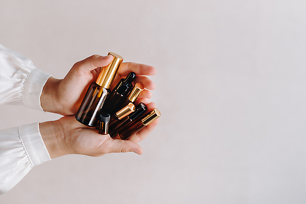 포토 JPG 해외이미지 손 여자 한명 들기 상반신 성인 신체부위 화장품 오일 아로마테라피 테라피 치료사 성인여자한명만 해외202309 해외포토 직업 1 음식 모션 사람 뷰티 여자한명만 성인여자만 파일형식