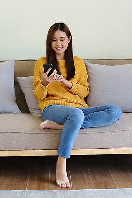 포토 JPG 해외이미지 응시 행복 중년 가구 백그라운드 거실 인터넷 비즈니스 통신 손가락 청소년 성공 무선통신 휴식 짧은머리 아파트 주택 한명 미소 앉기 성인 가로 스마트폰 핸드폰 소파 독서 뷰티 활발 타이핑 잡기 연결 담요 예방 다이얼 보여주기 해외202309 해외포토 1 헤어스타일 손 시선 감정 생활용품 컨셉 의자 모션 표정 사람 건물 전자제품 스마트기기 파일형식