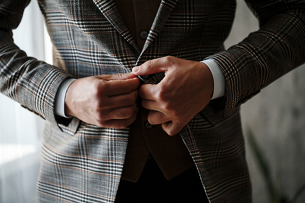 포토 JPG 해외이미지 손 남자 신랑 결혼 결혼식 단추 한명 정장 상반신 성인 앞모습 축하 준비 단추잠그기 성인남자한명만 해외202309 해외포토 1 옷 뷰포인트 컨셉 모션 사람 이벤트 신체부위 남자한명만 성인남자만 파일형식