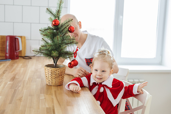 포토 JPG 해외이미지 백인 여자 남자 화분 크리스마스 의자 가족 휴가 앉기 상반신 성인 두명 앞모습 크리스마스트리 아기 오너먼트 해외202309 해외포토 서양인 기념일 뷰포인트 가구 크리스마스장식 관계 모션 사람 파일형식