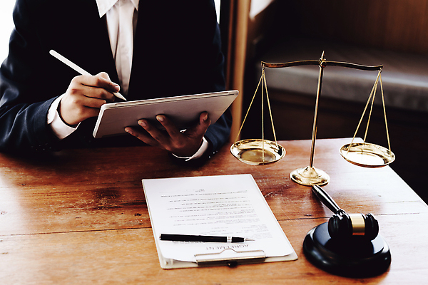 포토 JPG 해외이미지 남자 비즈니스 저울 한명 앉기 상반신 성인 태블릿 사무실 법률가 책상 상담 문서 법 의사봉 변호사 성인남자한명만 해외202309 해외포토 직업 1 가구 모션 사람 전자제품 스마트기기 남자한명만 성인남자만 파일형식