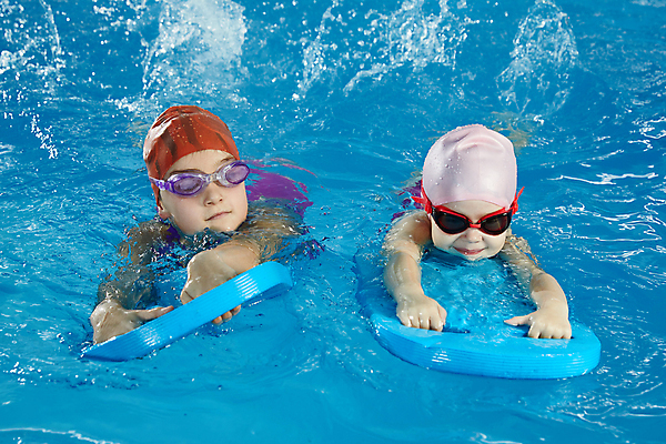 포토 JPG 해외이미지 백인 여자 수영복 어린이 스포츠 수업 수영장 상반신 두명 앞모습 수영 잡기 가르침 물안경 수영용품 수영모 수영강습 소녀만 해외202309 해외포토 서양인 옷 교육 스포츠용품 뷰포인트 모션 사람 수상스포츠 여자만 어린이만 파일형식
