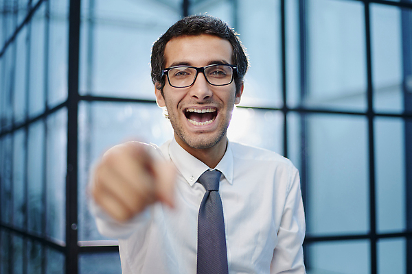 포토 JPG 해외이미지 백인 직업 손 남자 얼굴 백그라운드 셔츠 비즈니스 손가락 성공 실내 한명 서기 미소 웃음 사람 정장 손짓 사무실 카메라 스크린 분노 흰색 가리킴 표현 비즈니스맨 우아함 대표 발사 방향 경영자 옷입기 슛 팔 보여주기 경영 고립 지능 해외202309 해외포토 서양인 1 옷 감정 컬러 컨셉 상의 모션 표정 내부 신체부위 전자제품 직장인 리더 파일형식