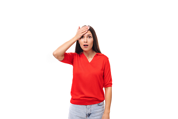 포토 JPG 해외이미지 백인 응시 여자 행복 감정 백그라운드 셔츠 티셔츠 갈색머리 실내 한명 서기 손짓 성인 빨간색 30대 뷰티 유행 기쁨 흰색 표현 흰배경 흥분 블라우스 긍정 스타일 카피스페이스 해외202309 해외포토 서양인 1 헤어스타일 시선 컬러 컨셉 상의 모션 사람 내부 장년 공백 파일형식