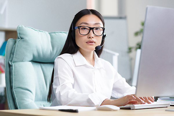 포토 JPG 해외이미지 응시 여자 안경 의자 한명 앉기 상반신 성인 옆모습 사무실 펜 모니터 공책 키보드 마우스 상담원 스마트 책상 마이크 성인여자한명만 해외202309 해외포토 1 시선 잡화 뷰포인트 음향기기 가구 컨셉 비즈니스 모션 문구용품 사람 컴퓨터 필기구 컴퓨터용품 사무원 여자한명만 성인여자만 파일형식