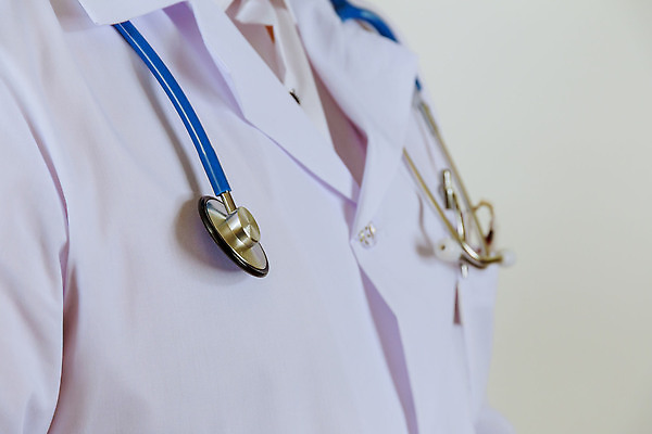 포토 JPG 해외이미지 직업 남자 안경 얼굴 백그라운드 청진기 건강 병원 가면 사람 사람없음 약 의사 흰색 수술 바이러스 보호 질병 감염 외과 고립 치료사 코로나바이러스 해외202309 해외포토 잡화 컬러 컨셉 의학 의료기기 신체부위 치료 의료진 파일형식