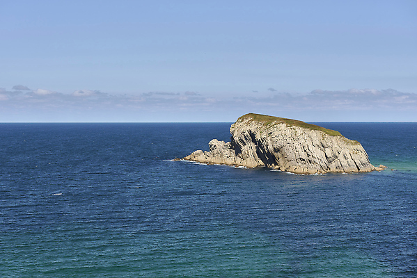 포토 JPG 해외이미지 파도 바다 섬 여행 백그라운드 자연 하늘 휴가 사람없음 야외 물 파란색 햇빛 태양 뷰티 평화 환경 맑음 화목 봄 만 중앙 구부린 큼 내추럴 힘찬 수평선 해외202309 해외포토 자연요소 계절 컬러 컨셉 모션 날씨 크기 생태계 파일형식